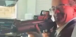 Así apuntó con un arma el embajador de Reino Unido a su personal en México #Video