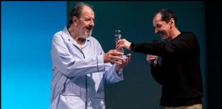 José María Pou recibe el premio Málaga de Teatro en pijama y pantuflas