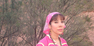 Julia: la enfermera que monta caballos y se viste de tarahumara para llevar vacunas a comunidades indígenas en México.