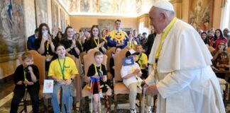 El Papa recibe a un grupo de niños ucranianos y palestinos, algunos mutilados.