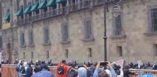 Normalistas atacan Palacio Nacional y dejan 26 policias heridos.