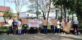 Se manifiestan frente a delegación del ISSSTE para exhibir acoso y discriminación.