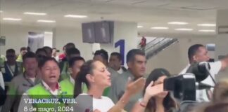 Grupo de personas abuchean a Sheinbaum en aereopuerto de Veracruz, ella les manda besos.