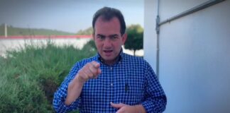 La elección la van ganar uds dice Pepe a sus representantes de casilla.