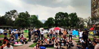 Grupos de estudiantes pro palestinos establecen campamento indefinido en la UNAM.
