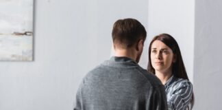 Acoso de custodia, amenaza para someter a las mujeres.