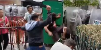 Integrantes de la CNTE se enfrentan a fuerzas del orden y vandalizan puerta de Palacio Nacional