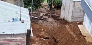 Acusan a constructora de arrojar tierra y escombros a una casa donde habitan menores.