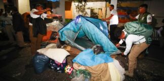 Desalojan a más de 500 migrantes de campamento improvisado en la Ciudad de México .
