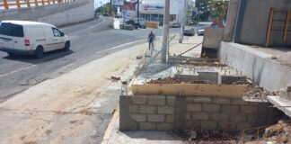 Se quejan de empresa que construyó muro sobre la banqueta en Col, El Olmo