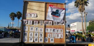 Activistas exhiben en tendedero a deudores alimentarios en el Día del Padre.