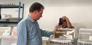 Pepe Yunes emite su voto y exhorta a las y los veracruzanos a hacerlo en Libertad.