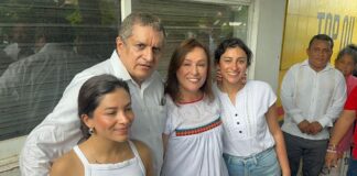 Emite su voto Rocío Nahle en Coatzacoalcos.