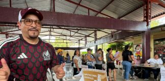 Emite su voto Juan Javier Gómez Cazarin en Hueyapan de Ocampo