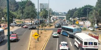 Ante nula atención del gobierno #Veracruz para apagar incendios en Barranca Grande vuelven a bloquear carreteras