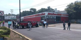 Cierran bulevar Xalapa Coatepec en protesta a falta de atención a incendio en Barranca Grande