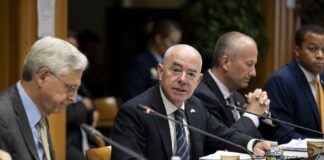 Secretario de Seguridad en EEUU califica como insultantes los ataques misóginos contra mujeres agentes.