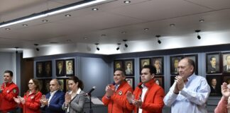 Alejandro Moreno amarra su reelección al frente del desahuciado PRI y defiende a Yunes.