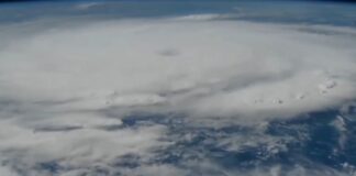 Beryl, Huracán potencialmente catastrófico, alcanza categoría 5.