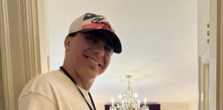 Cristian Castro recibe original invitación de Aracely Arámbula.