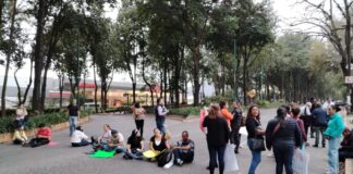 Madres y padres de familia de la guardería del ISSSTE cierran avenida Xalapa .