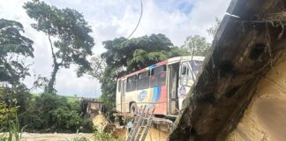 Confirman una persona fallecida en colapso de puente en Omealca.