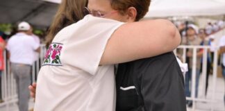 Nahle recibe al hermano de Noriko víctima de feminicidio en Coatzacoalcos.