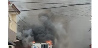 #MéxicoRojo: En Uruapan Michoacán crimen organizado quema tres Oxxos y vehículos.