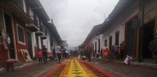 Tienden tapetes de aserrín en Xico por las fiestas patronales.
