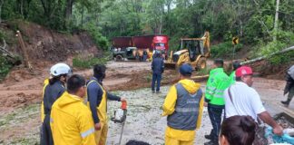 Siguen los trabajos de apertura de vialidades en Veracruz tras paso de tormenta.
