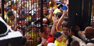 Informan de 27 detenidos por desorden publico en el hard Rock Stadium .