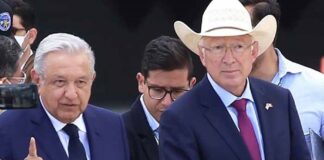 AMLO se queja de injerencia de Ken Salazar. El embajador de EUA le responde.
