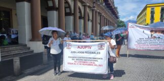 Acusan al Gobierno de Veracruz de dejar en la indefensión a personas jubiladas y pensionadas.