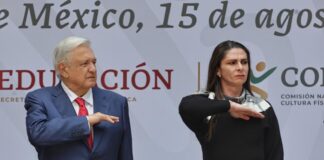 Tras una indigna conferencia AMLO le cuelga la medalla de Bronce a Ana Guevara, y él se pone la de oro