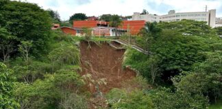 Alumnado de Escuela Normal Superior Veracruzana en grave riesgo por acceso a punto de colapsar.