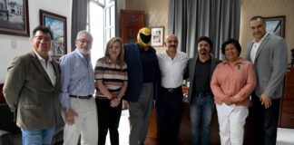 Recibe Ricardo Ahued a “Tinieblas”.