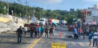Habitantes de Emiliano Zapata bloquean carretera libre y autopista Xalapa-Veracruz en Palo Gacho.