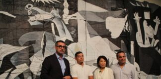 El artista Julio Anaya Cabandig presenta su versión del Guernica en Málaga.