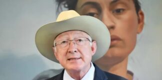Responde embajador Ken Salazar tras ser pausado por AMLO.