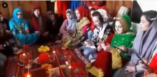 En voz alta, mujeres afganas cantan y resisten contra prohibiciones del régimen talibán.