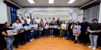 Entrega Ricardo Ahued paquetes de libros a Centros Comunitarios .