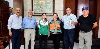 Recibe Ricardo Ahued a campeona de esgrima .