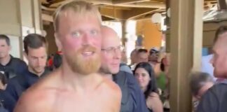 Este hombre escalaba la torre Eiffel.