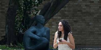 Jóvenes postergan transición a la adultez.