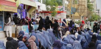 Talibanes prohíben que las mujeres afganas sean escuchadas en público.