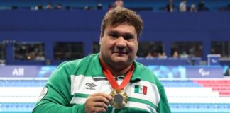 Arnulfo Castorena refrenda oro paralímpico en 50 metros pecho de París.