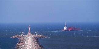 Encalla embarcación en el Puerto de Coatzacoalcos .