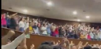 Protestan en Congreso de Sinaloa contra el Gobernador Rocha.