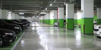 EN PLAZAS COMERCIALES HAY ESTACIONAMIENTOS PÚBLICOS