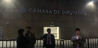 Estudiantes exigen a diputados explicar blindaje contra narco jueces; no los recibe Morena.